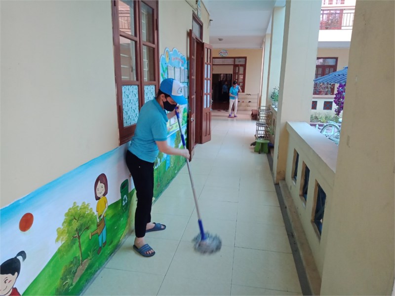 Trường MN Quang Trung thực hiện tổng vệ sinh cuối buổi dạy sạch sẽ để đón chào các con học sinh ngày mới.